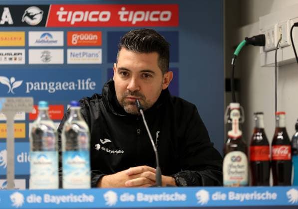 Fussball, Herren, 3.Liga, Saison 2025 2026, TSV 1860 München - FC Viktoria Köln, Grünwalder Stadion Alper Kayabunar, Interimstrainer (TSV 1860 München) auf der Pressekonferenz nach dem Spiel