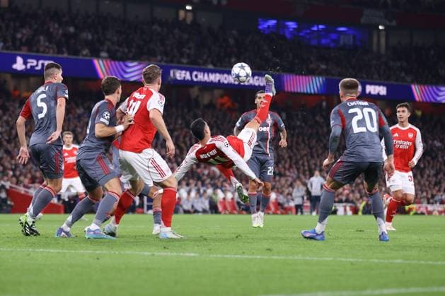 Arsenal v Olympiacos 01 October 2025, London - UEFA Champions League - Arsenal v Olympiacos - Gabriel Martinelli of Arsenal makes an overhead kick - Photo: Jacques Feeney Offside. London UK Copyright: xJacquesxFeeneyx xOffsidexOffside