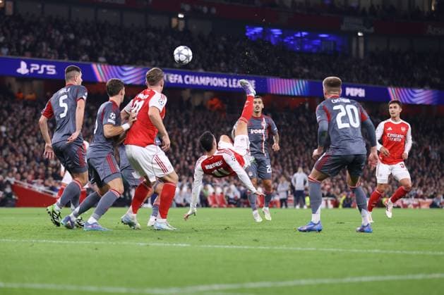 Arsenal v Olympiacos 01 October 2025, London - UEFA Champions League - Arsenal v Olympiacos - Gabriel Martinelli of Arsenal makes an overhead kick - Photo: Jacques Feeney Offside. London UK Copyright: xJacquesxFeeneyx xOffsidexOffside