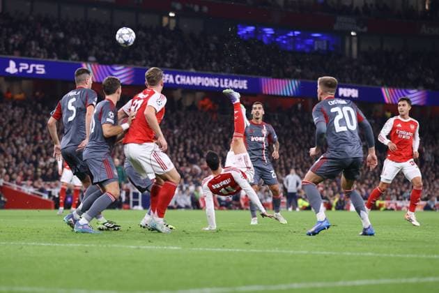 Arsenal v Olympiacos 01 October 2025, London - UEFA Champions League - Arsenal v Olympiacos - Gabriel Martinelli of Arsenal makes an overhead kick - Photo: Jacques Feeney Offside. London UK Copyright: xJacquesxFeeneyx xOffsidexOffside