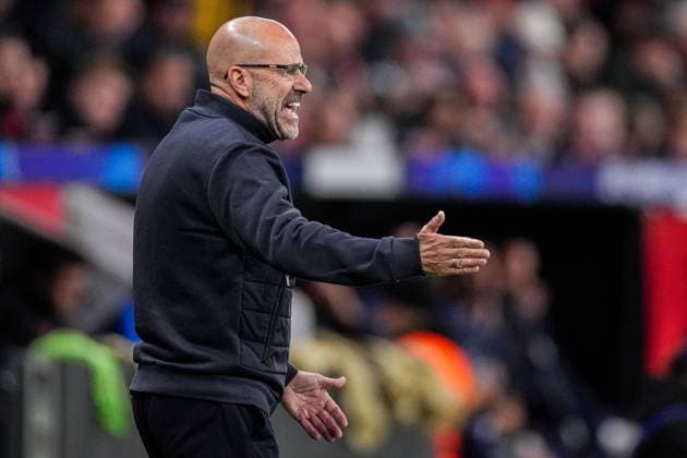 2025-10-01 Bayer 04 Leverkusen v PSV Eindhoven - UEFA Champions League 2025 26 League Phase MD2 LEVERKUSEN, GERMANY - OCTOBER 1: head coach Peter Bosz of PSV Eindhoven coaching during the UEFA Champions League 2025 26 League Phase MD2 match between Bayer 04 Leverkusen and PSV Eindhoven at BayArena on October 1, 2025 in Leverkusen, Germany. Leverkusen BayArena Germany Content not available for redistribution in The Netherlands directly or indirectly through any third parties. Copyright: xJorisxVerwijstx