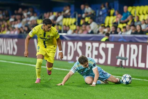 UEFA Champions League 2025 26 League Phase MD2 Alvaro Santiago Mourino Gonzalez of Villareal CF (L) and Kenan Yildiz of Juventus FC (R) seen in action during the UEFA Champions League 2025 26 League Phase MD2 match between Villareal CF and Juventus FC at Estadio de la Ceramica, (Villareal ) on September 30, 2025. Villareal Estadio de la Ceramica Castellon Spain Copyright: xVIENTExVIDALx