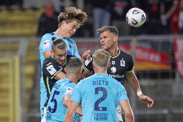 7 Florian Niederlechner (re.) und 22 Sigurd Haugen (1860, schwarz) gegen 6 Tobias Eisenhuth, 5 Leonhard Münst, 2 Lars Dietz (Viktoria Köln) Aktion, Zweikampf, Fussball 3. Liga TSV 1860 München - FC Viktoria Köln Grünwalderstadion 01.10.2025 FOTO: Mladen Lackovic LakoPress