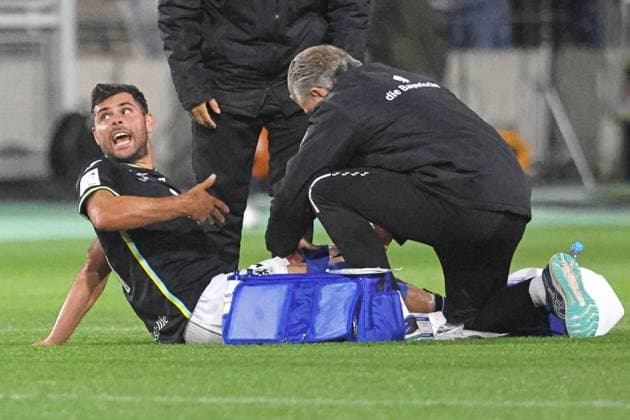 31 Kevin Volland (1860) ist verletzt und wird behandelt, Fussball 3. Liga TSV 1860 München - FC Viktoria Köln Grünwalderstadion 01.10.2025 FOTO: Mladen Lackovic LakoPress