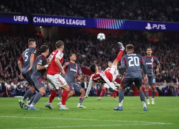London, England, 1st October 2025. Gabriel Martinelli of Arsenal attempts an overhead kick during the Arsenal vs Olympiacos UEFA Champions League match at the Emirates Stadium, London. Picture credit should read: David Klein Sportimage EDITORIAL USE ONLY. No use with unauthorised audio, video, data, fixture lists, club league logos or live services. Online in-match use limited to 120 images, no video emulation. No use in betting, games or single club league player publications. SPI_031_DK_Arsenal_Olympiakos SPI-4186-0032