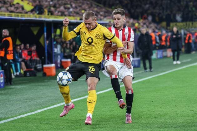Fußball UEFA Champions League 2. Spieltag Borussia Dortmund - Athletic Bilbao am 01.10.2025 im Signal Iduna Park in Dortmund Julian Ryerson ( Dortmund), links - Roberto Navarro ( Bilbao ), rechts