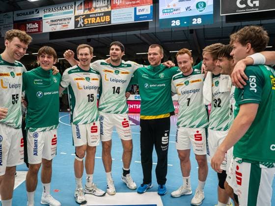 Die Mannschaft des SC DHfK Leipzig freut sich nach dem Sieg, Frisch Auf Goeppingen vs. SC DHfK Leipzig, Handball, DHB-Pokal, Herren, Spielzeit 2025 2026, 01.10.2025, Frisch Auf Goeppingen vs. SC DHfK Leipzig, Handball, DHB-Pokal, Herren, Spielzeit 2025 2026, 01.10.2025 Goeppingen Copyright: xEibner-Pressefoto MichaelxSchmidx EP_MST