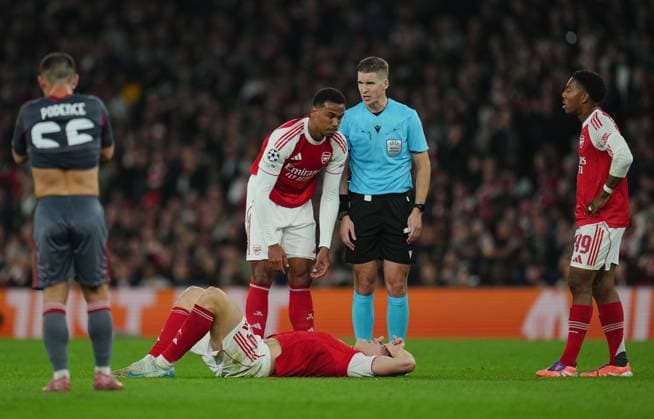 Viktor Gyökeres of Arsenal lays on the ground after a collision as Gabriel Magalhaes of Arsenal checks in Arsenal v Olympiakos, UEFA Champions League, Group Stage, Football, Emirates Stadium, London, UK - 01 Oct 2025London Emirates Stadium United Kingdom EDITORIAL USE ONLY No use with unauthorised audio, video, data, fixture lists, club league logos or live services. Online in-match use limited to 120 images, no video emulation. No use in betting, games or single club league player publications.  Copyright: xJoexToth Shutterstockx 15504044x