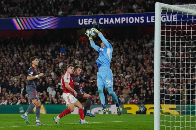 Viktor Gyökeres of Arsenal runs into Costinha of Olympiakos Arsenal v Olympiakos, UEFA Champions League, Group Stage, Football, Emirates Stadium, London, UK - 01 Oct 2025London Emirates Stadium United Kingdom EDITORIAL USE ONLY No use with unauthorised audio, video, data, fixture lists, club league logos or live services. Online in-match use limited to 120 images, no video emulation. No use in betting, games or single club league player publications.  Copyright: xJoexToth Shutterstockx 15504044ab