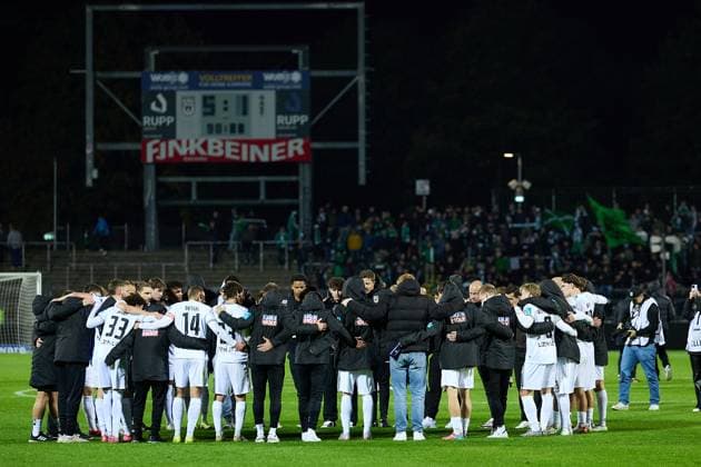 Spielerkreis des SSV Ulm 1846 nach Spielende vor der Anzeigetafel mit dem 5:1 Endstand GER, SSV Ulm 1846 vs. 1. FC Schweinfurt , Fussball, Herren, 3. Liga, 9. Spieltag, Spielzeit 2025 2026, 30.09.2025 GER, SSV Ulm 1846 vs. 1. FC Schweinfurt , Fussball, Herren, 3. Liga, 9. Spieltag, Spielzeit 2025 2026, 30.09.2025 Ulm Copyright: xEibner-Pressefoto GeraldxOelze-dexStoppanyx EP_ODS
