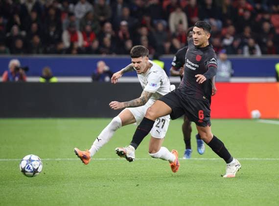 v.l. Dennis Man (PSV Eindhoven 27), Ezequiel Fernandez (Bayer Leverkusen, 06) GER, Bayer 04 Leverkusen vs. PSV Eindhoven, Fussball, Champions League, 2. Spieltag, Spielzeit 2025 2026, 01.10.2025 (DFL DFB REGULATIONS PROHIBIT ANY USE OF PHOTOGRAPHS as IMAGE SEQUENCES and or QUASI-VIDEO). GER, Bayer 04 Leverkusen vs. PSV Eindhoven, Fussball, Champions League, 2. Spieltag, Spielzeit 2025 2026, 01.10.2025 Leverkusen Copyright: xEibner-Pressefotox xThomasxStoeckerx EP_TSR