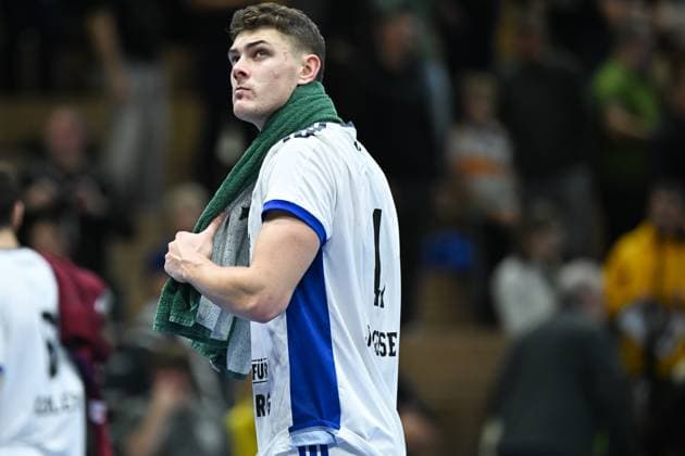 Nicolaj Jorgensen (HSV Hamburg, 11) schaut enttaeuscht nach der Niederlage zur Anzeigetafel - HC Elbflorenz 2006 vs. HSV Hamburg, DHB-Pokal Herren, Spielzeit 2025 2026, 01.10.2025 HC Elbflorenz 2006 vs. HSV Hamburg - DHB-Pokal Herren, Spielzeit 2025 2026, 01.10.2025 Dresden Copyright: xEibner-Pressefoto xHoepnerx EP_PHR