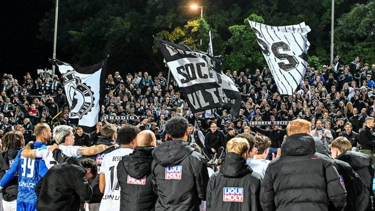 GER, 3. Liga, SSV Ulm 1846 vs 1. FC Schweinfurt 05 01.10.2025, Donaustadion, Ulm, GER, 3. Liga, SSV Ulm 1846 vs 1. FC Schweinfurt 05, im Bild Ulmer Spieler freuen sich nach Spielende vor dem Fanblock, Block D,