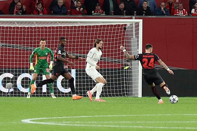 01.10.2025, xrekx, Fussball UEFA Champions League, Bayer 04 Leverkusen - PSV Eindhoven v.l. Matej Kovar (PSV Eindhoven) Torschuss Aleix Garcia (Bayer 04 Leverkusen) (DFL DFB REGULATIONS PROHIBIT ANY USE OF PHOTOGRAPHS as IMAGE SEQUENCES and or QUASI-VIDEO) Leverkusen