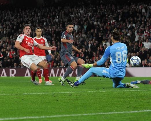 Footall - 2025 2026 UEFA Champions League - league Stage - matchday 2 8 - Arsenal v Olympiakos - Emirates Stadium - Wednesday 1st October 2025 Viktor Gyokeres of Arsenal shoots past goalkeeper, Kostas Tzolakis which hit the post for Gabrielle Martinelli to score from the rebound 