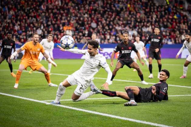 UEFA Champions League, Bayer 04 Leverkusen - PSV Eindhoven; 01.10.2025 Jarell Quansah (Bayer 04 Leverkusen, 4) grätscht Anass Salah-Eddine (PSV Eindhoven, 2) fair ab; UEFA Champions League, Bayer 04 Leverkusen - PSV Eindhoven, Spieltag 2 am 01.10.2025 in der BayArena in Leverkusen. Copyright: xBEAUTIFULxSPORTS AxelxKohringx