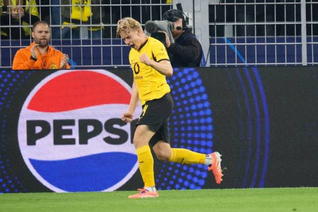01.10.2025, xfanx, Fussball UEFA Champions League, Borussia Dortmund - Athletic Bilbao v.l. Torschütze Daniel Svensson (BVB) macht das Tor zum 1:0 für Borussia Dortmund und jubelt (DFL DFB REGULATIONS PROHIBIT ANY USE OF PHOTOGRAPHS as IMAGE SEQUENCES and or QUASI-VIDEO) Dortmund
