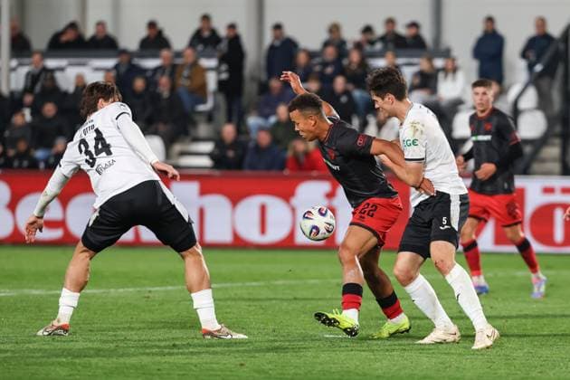 3. Liga; SC Verl - FC Ingolstadt 04; Zweikampf Kampf um den Ball Marcel Costly (22, FCI) Ens Martin (5 Verl) Otto Fynn (34 Verl) 3. Liga - FC Ingolstadt 04 Saison 2025 2026 SC Verl