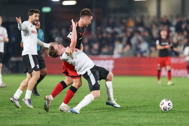 3. Liga; SC Verl - FC Ingolstadt 04; Zweikampf Kampf um den Ball Max Besuschkow (17, FCI) Waidner Dennis (8 Verl) Taz Berkan (10 Verl) 3. Liga - FC Ingolstadt 04 Saison 2025 2026 SC Verl