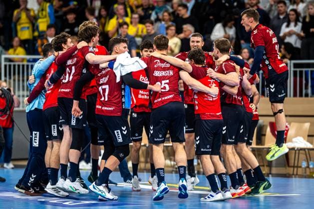 DHB-Pokal 2025 26 2. Runde: Rhein-Neckar Löwen vs. SG Flensburg-Handewitt; 01.10.2025 Niclas Kirkelokke (5; SGFH), Marko Grgic (17; SGFH), Blaz Blagotinsek (43; SGFH), Lukas Jorgensen (25; SGFH), Emil Jakobsen (31; SGFH) und Benjamin Buric (1; SGFH) jubeln gemeinsam DHB-Pokal 2025 26 2. Runde: Rhein-Neckar Löwen vs. SG Flensburg-Handewitt im SNP-Dome in Heidelberg. Copyright: xBEAUTIFULxSPORTS Gelhardtx