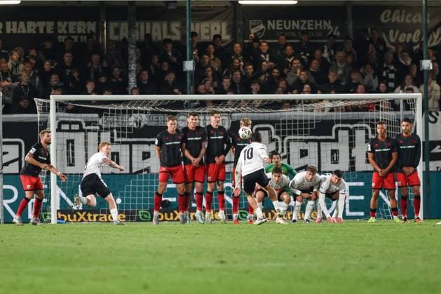 3. Liga; SC Verl - FC Ingolstadt 04; Freistoß Taz Berkan (10 Verl) Mauer hält Simon Lorenz (32, FCI) Jonas Scholz (15, FCI) Frederik Christensen (11, FCI) Max Plath (14 FCI) Torwart Kai Eisele (25, FCI) 3. Liga - FC Ingolstadt 04 Saison 2025 2026 SC Verl