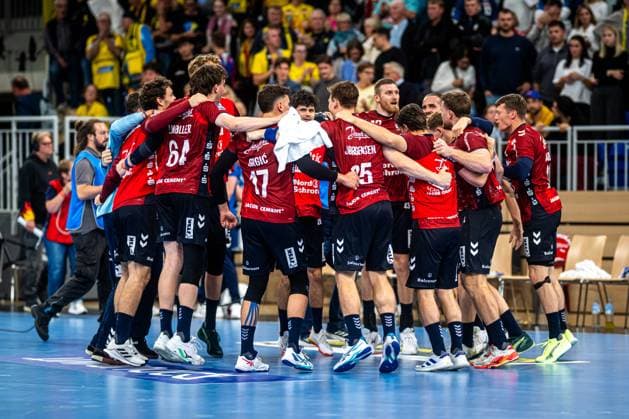 DHB-Pokal 2025 26 2. Runde: Rhein-Neckar Löwen vs. SG Flensburg-Handewitt; 01.10.2025 Lukas Jorgensen (25; SGFH), Marko Grgic (17; SGFH), Lasse Moller (64; SGFH), Emil Jakobsen (31; SGFH), Blaz Blagotinsek (43; SGFH), Niclas Kirkelokke (5; SGFH) und Kent Robin Tonnesen (23; SGFH) jubeln gemeinsam DHB-Pokal 2025 26 2. Runde: Rhein-Neckar Löwen vs. SG Flensburg-Handewitt im SNP-Dome in Heidelberg. Copyright: xBEAUTIFULxSPORTS Gelhardtx
