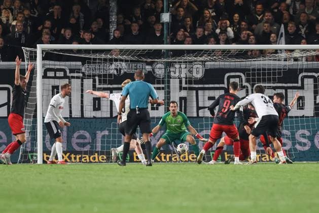 3. Liga; SC Verl - FC Ingolstadt 04; Torwart Kai Eisele (25, FCI) hält den Ball Mads Borchers (9, FCI) Otto Fynn (34 Verl) Arweiler Jonas (9 Verl) 3. Liga - FC Ingolstadt 04 Saison 2025 2026 SC Verl