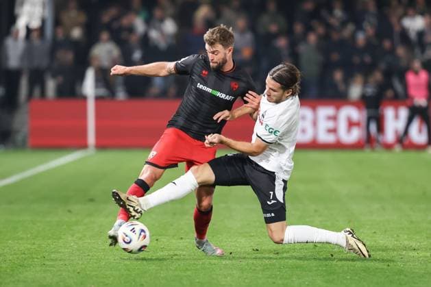 3. Liga; SC Verl - FC Ingolstadt 04; Zweikampf Kampf um den Ball Yannick Deichmann (20, FCI) Stark Julian (7 Verl) 3. Liga - FC Ingolstadt 04 Saison 2025 2026 SC Verl