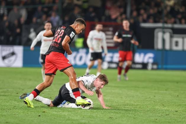 3. Liga; SC Verl - FC Ingolstadt 04; Marcel Costly (22, FCI) Waidner Dennis (8 Verl) Zweikampf Kampf um den Ball 3. Liga - FC Ingolstadt 04 Saison 2025 2026 SC Verl