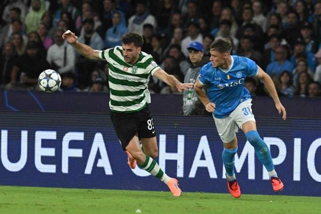 Fotis Ioannidis of Sporting Clube de Portugal competes for the ball with Sam Beukema of SSC Napoli during the Uefa Champions League between SSC Napoli vs Sporting Clube de Portugal at Stadio Diego Armando Maradona  Copyright: xAgostinoxGemito IPAxSportx xipa-agency.netx xx IPA_66021763 IPA_Agency_IPA66021763