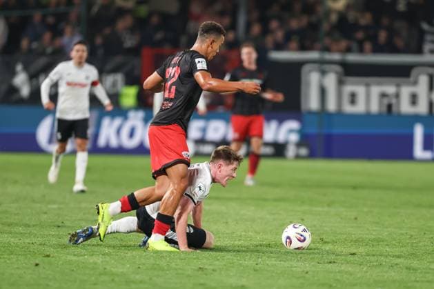 3. Liga; SC Verl - FC Ingolstadt 04; Marcel Costly (22, FCI) Waidner Dennis (8 Verl) Zweikampf Kampf um den Ball 3. Liga - FC Ingolstadt 04 Saison 2025 2026 SC Verl