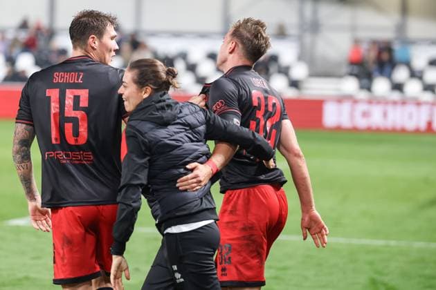 3. Liga; SC Verl - FC Ingolstadt 04; Ausgleich 2:2 Tor Jubel Treffer Simon Lorenz (32, FCI) Jonas Scholz (15, FCI) Cheftrainerin Sabrina Wittmann (FCI) 3. Liga - FC Ingolstadt 04 Saison 2025 2026 SC Verl *** 3 Liga SC Verl FC Ingolstadt 04 Equalizer 2 2 Goal Cheer Goal Simon Lorenz 32, FCI Jonas Scholz 15, FCI Head Coach Sabrina Wittmann FCI 3 Liga FC Ingolstadt 04 Season 2025 2026 SC Verl