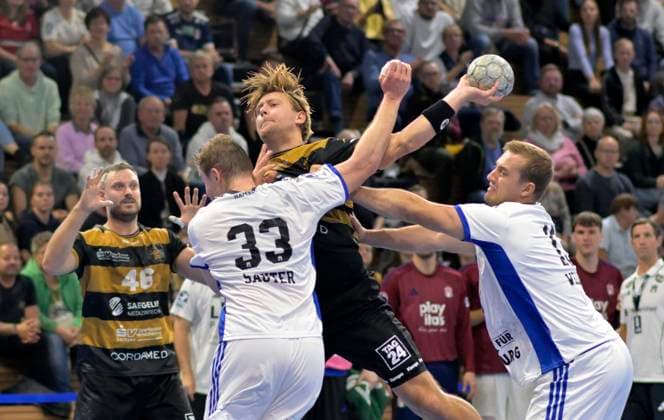 01.10.2025, Dresdens Viktor Petersen Norberg in der Hamburger Zange, lks. Moritz Sauter, HC Elbflorenz Dresden - HSV Hamburg, Handball, DHB-Pokal, HC Elbflorenz Dresden - VfL Lübeck-Schwartau, (c) Dresden