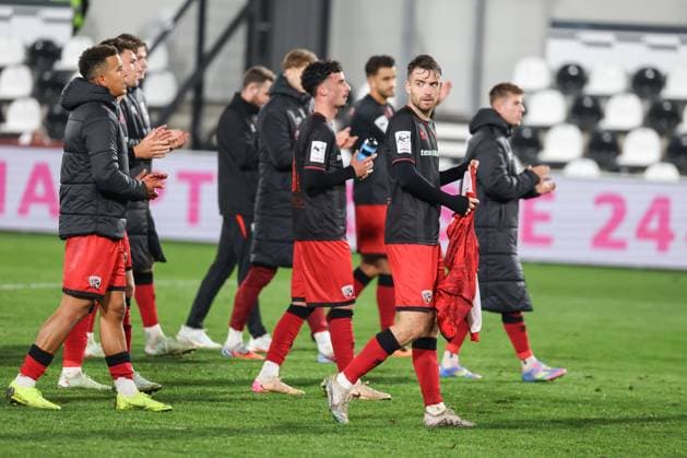 3. Liga; SC Verl - FC Ingolstadt 04; Spieler bedanken sich bei den Fans Max Besuschkow (17, FCI) Davide Sekulovic (33, FCI) Marcel Costly (22, FCI) 3. Liga - FC Ingolstadt 04 Saison 2025 2026 SC Verl
