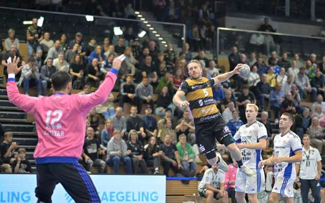 01.10.2025, Dresdens Lukas Wucherpfennig scheitert hier an Hamburgs Mohamed El-Tayar, HC Elbflorenz Dresden - HSV Hamburg, Handball, DHB-Pokal, HC Elbflorenz Dresden - VfL Lübeck-Schwartau, (c) Dresden