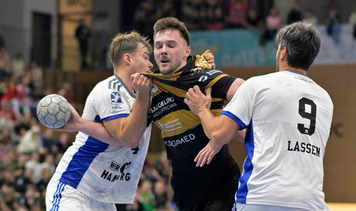 01.10.2025, Dresdens Timo Löser gegen die Hamburger Abwehr, HC Elbflorenz Dresden - HSV Hamburg, Handball, DHB-Pokal, HC Elbflorenz Dresden - VfL Lübeck-Schwartau, (c) Dresden