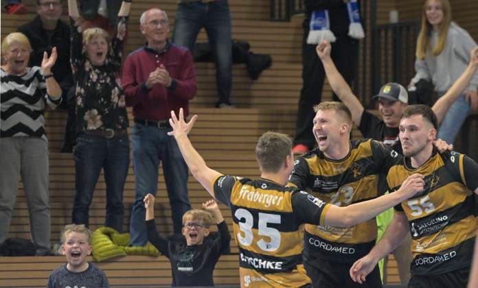 01.10.2025, Dresdner Sieg, Jannik Dutschke, Ivar Stvast und Siegtorschütze Timo Löser, re., HC Elbflorenz Dresden - HSV Hamburg, Handball, DHB-Pokal, HC Elbflorenz Dresden - VfL Lübeck-Schwartau, (c) Dresden