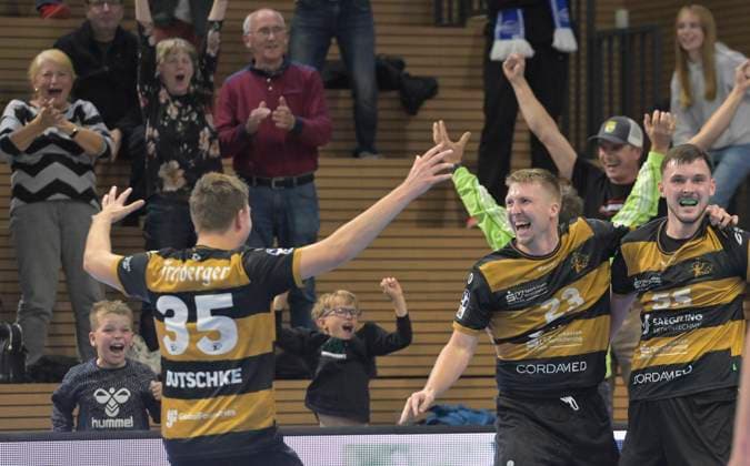 01.10.2025, Dresdner Sieg, Jannik Dutschke, Ivar Stvast und Siegtorschütze Timo Löser, re., HC Elbflorenz Dresden - HSV Hamburg, Handball, DHB-Pokal, HC Elbflorenz Dresden - VfL Lübeck-Schwartau, (c) Dresden