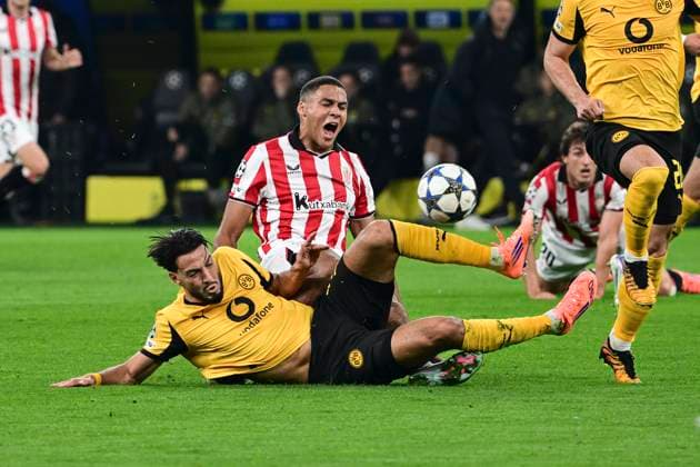 Maroan Sannadi 21 (Athletic Bilbao) im Zweikampf, Aktion, mit Ramy Bensebaini 5 (Borussia Dortmund), Borussia Dortmund vs. Athletic Club de Bilbao , Fussball, Champions League, Gruppenphase, Matchday 2, 01.10.2025 Dortmund Nordrhein-Westfalen Deutschland