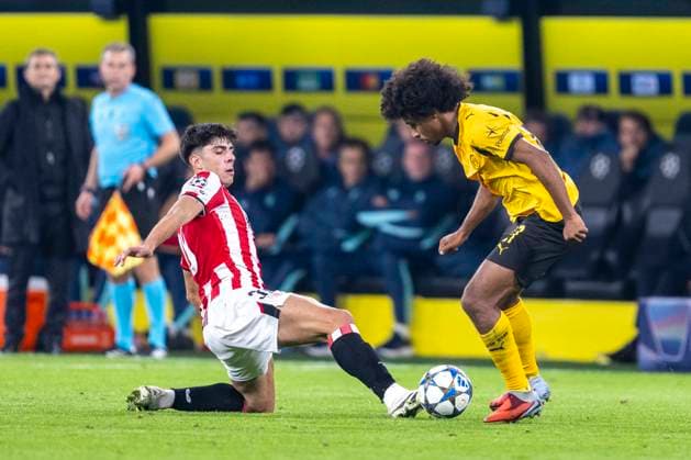 01.10.2025, Borussia Dortmund - Athletik Bilbao, UEFA Champions League, 2. Spieltag: Bilbaos Alejandro Rego (l) und Karim Adeyemi (Borussia Dortmund) kämpfen um den Ball. WICHTIGER HINWEIS: Gemäß den Vorgaben der UEFA ist es untersagt, in dem Stadion und oder vom Spiel angefertigte Fotoaufnahmen in Form von Sequenzbildern und oder videoähnlichen Fotostrecken zu verwerten bzw. verwerten zu lassen. Copyright: xDavidxInderliedx