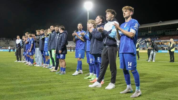 01.10.2025, Hänsch-Arena, Meppen, GER, Regionalliga-Nord, 12. Spieltag: SV Meppen vs HSC Hannover, Jubel der SVM-Spieler vor den Fans nach dem 6:0-Spiel, rechts ist Thorben Deters (SV Meppen 14) DFL REGULATIONS PROHIBIT ANY USE OF PHOTOGRAPHS AS IMAGE SEQUENCES AND OR QUASI-VIDEO. Meppen Niedersachsen Deutschland Hänsch-Arena