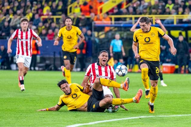 01.10.2025, Borussia Dortmund - Athletik Bilbao, UEFA Champions League, 2. Spieltag: Ramy Bensebaini (Borussia Dortmund) (l) und Bilbaos Sannadi kämpfen um den Ball. WICHTIGER HINWEIS: Gemäß den Vorgaben der UEFA ist es untersagt, in dem Stadion und oder vom Spiel angefertigte Fotoaufnahmen in Form von Sequenzbildern und oder videoähnlichen Fotostrecken zu verwerten bzw. verwerten zu lassen. Copyright: xDavidxInderliedx