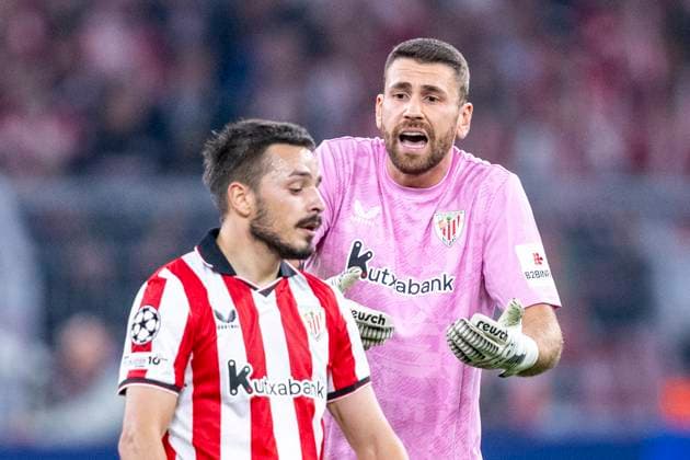 01.10.2025, Borussia Dortmund - Athletik Bilbao, UEFA Champions League, 2. Spieltag: Bilbaos Torwart Unai Simon (r) spricht mit Bilbaos Andoni Gorosabel. WICHTIGER HINWEIS: Gemäß den Vorgaben der UEFA ist es untersagt, in dem Stadion und oder vom Spiel angefertigte Fotoaufnahmen in Form von Sequenzbildern und oder videoähnlichen Fotostrecken zu verwerten bzw. verwerten zu lassen. Copyright: xDavidxInderliedx
