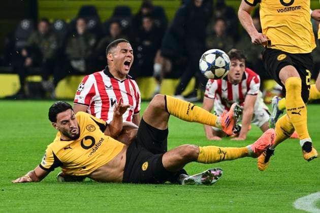 Maroan Sannadi 21 (Athletic Bilbao) im Zweikampf, Aktion, mit Ramy Bensebaini 5 (Borussia Dortmund), Borussia Dortmund vs. Athletic Club de Bilbao , Fussball, Champions League, Gruppenphase, Matchday 2, 01.10.2025 Dortmund Nordrhein-Westfalen Deutschland