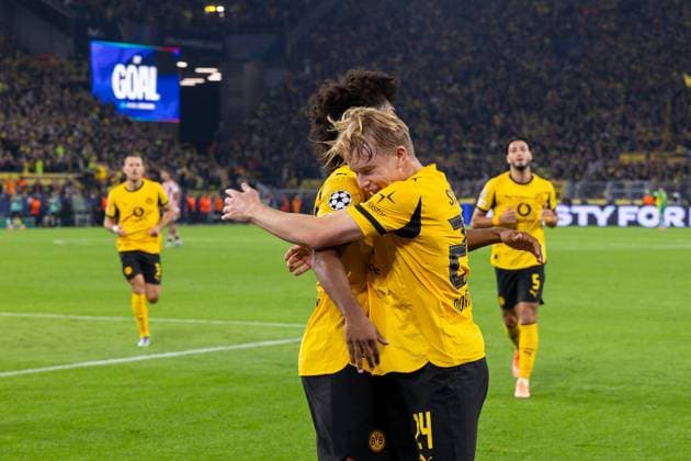 01.10.2025, UEFA Champions League, 2. Spieltag, Borussia Dortmund - Athletic Club Bilbao, v. l. Karim Adeyemi (Borussia Dortmund), Daniel Svensson (Borussia Dortmund) bejubeln das Tor zum 1:0, Dortmund Signal Iduna Park NRW Deutschland xRHR-FOTO DEx Copyright: DennisxEwert RHR-FOTOx RHR-FOTO DE