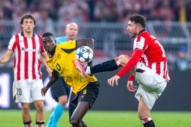 01.10.2025, Borussia Dortmund - Athletik Bilbao, UEFA Champions League, 2. Spieltag: Serhou Guirassy (Borussia Dortmund) (l) und Bilbaos Aymeric Laporte kämpfen um den Ball. WICHTIGER HINWEIS: Gemäß den Vorgaben der UEFA ist es untersagt, in dem Stadion und oder vom Spiel angefertigte Fotoaufnahmen in Form von Sequenzbildern und oder videoähnlichen Fotostrecken zu verwerten bzw. verwerten zu lassen. Copyright: xDavidxInderliedx