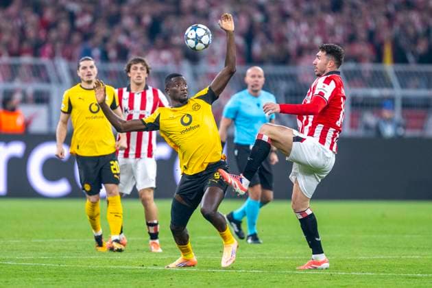 01.10.2025, Borussia Dortmund - Athletik Bilbao, UEFA Champions League, 2. Spieltag: Serhou Guirassy (Borussia Dortmund) (l) und Bilbaos Aymeric Laporte kämpfen um den Ball. WICHTIGER HINWEIS: Gemäß den Vorgaben der UEFA ist es untersagt, in dem Stadion und oder vom Spiel angefertigte Fotoaufnahmen in Form von Sequenzbildern und oder videoähnlichen Fotostrecken zu verwerten bzw. verwerten zu lassen. Copyright: xDavidxInderliedx