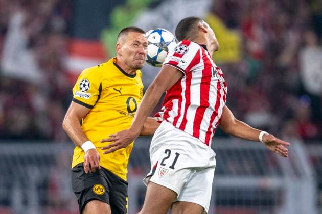 01.10.2025, Borussia Dortmund - Athletik Bilbao, UEFA Champions League, 2. Spieltag: Waldemar Anton (Borussia Dortmund) (l) und Bilbaos Sannadi kämpfen um den Ball. WICHTIGER HINWEIS: Gemäß den Vorgaben der UEFA ist es untersagt, in dem Stadion und oder vom Spiel angefertigte Fotoaufnahmen in Form von Sequenzbildern und oder videoähnlichen Fotostrecken zu verwerten bzw. verwerten zu lassen. Copyright: xDavidxInderliedx
