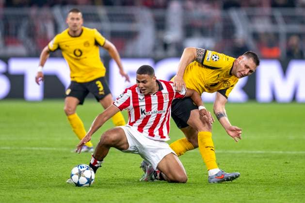 01.10.2025, Borussia Dortmund - Athletik Bilbao, UEFA Champions League, 2. Spieltag: Bilbaos Sannadi (l) und Niklas Süle (Borussia Dortmund) kämpfen um den Ball. WICHTIGER HINWEIS: Gemäß den Vorgaben der UEFA ist es untersagt, in dem Stadion und oder vom Spiel angefertigte Fotoaufnahmen in Form von Sequenzbildern und oder videoähnlichen Fotostrecken zu verwerten bzw. verwerten zu lassen. Copyright: xDavidxInderliedx