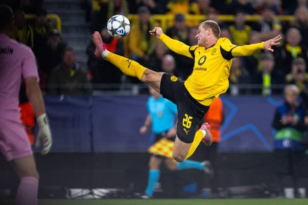01.10.2025, UEFA Champions League, 2. Spieltag, Borussia Dortmund - Athletic Club Bilbao, Julian Ryerson (Borussia Dortmund) nimmt den Ball in der Luft an, Dortmund Signal Iduna Park NRW Deutschland xRHR-FOTO DEx Copyright: DennisxEwert RHR-FOTOx RHR-FOTO DE